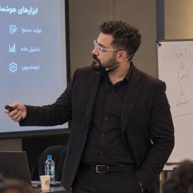 مسلم محسنی سر کلاس، در حال ارائه درباره ابزارهای هوشمند
